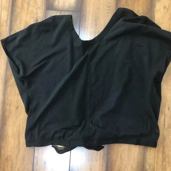 Lululemon it’s a tie tee shirt - Picture 2 of 3